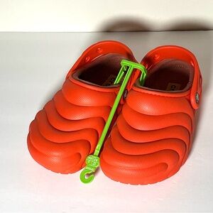 Classic Lined Overpuff Crocs Size M4 or W6